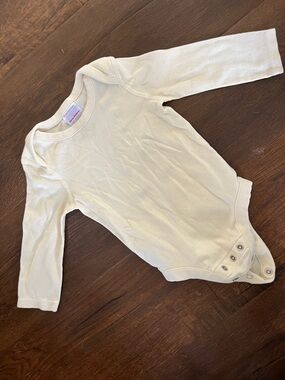 Hanna Andersson Long-Sleeve Baby Bodysuit in Cream